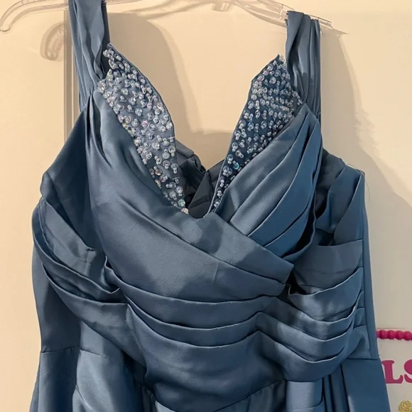 Elegant Blue Evening Gown - Picture 4 of 6